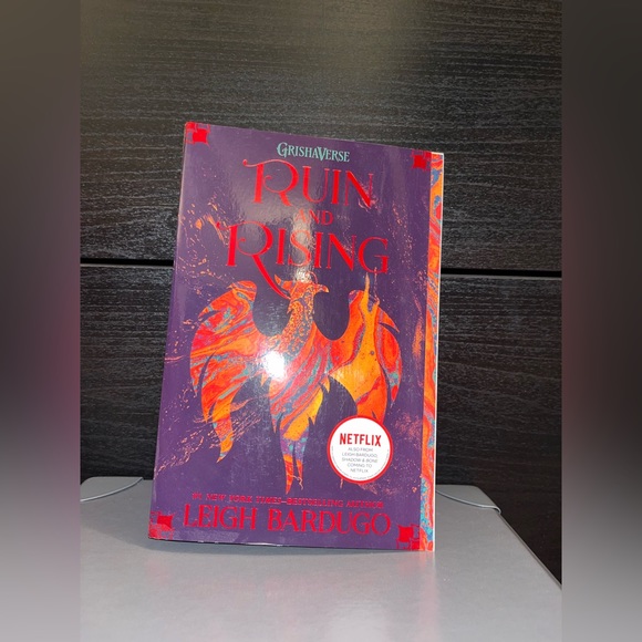 Shadow and Bone - Full Book Series - Picture 4 of 4